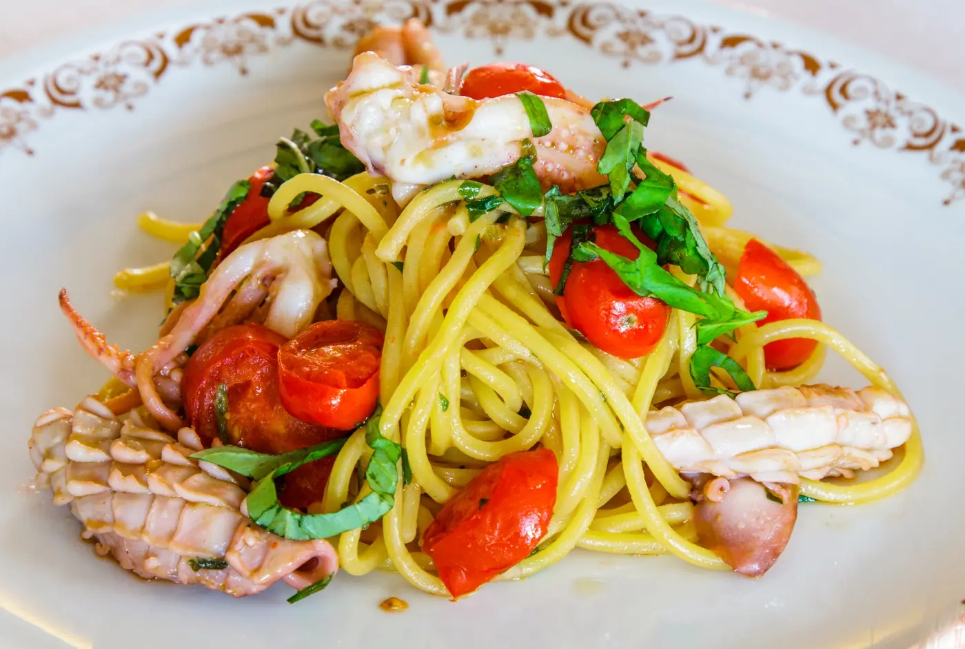 Pasta con frutti di mare preparata alla Trattoria Ai Due Orsi